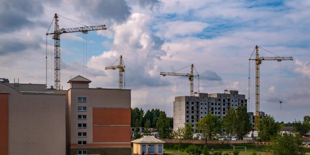 Baustelle mit Kränen