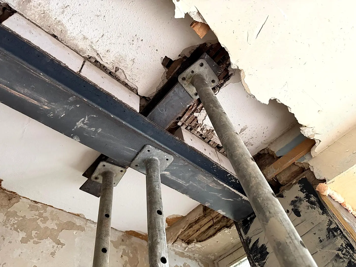 Neue Stahlträger mit Baustützen unter der geöffneten Decke, Humboldtstraße