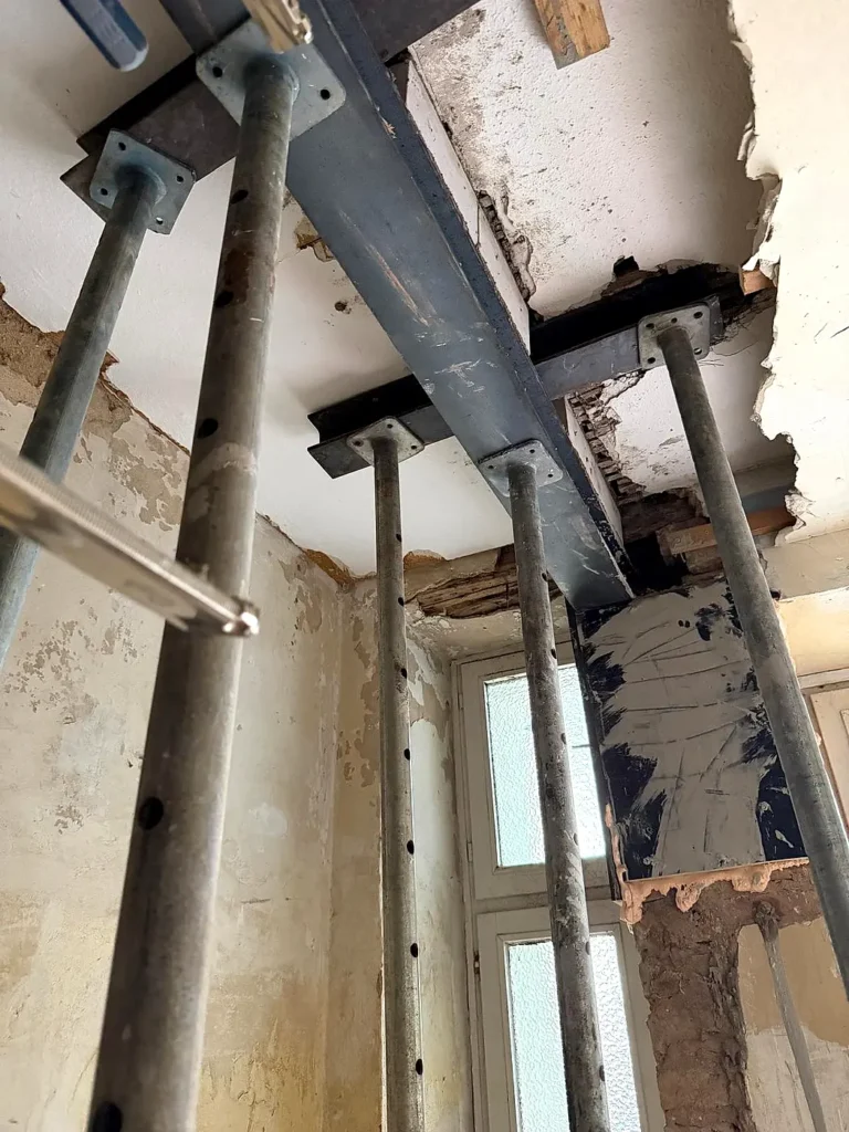 Abgestützte Decke mit neuen Stahlträgern vor dem Fenster