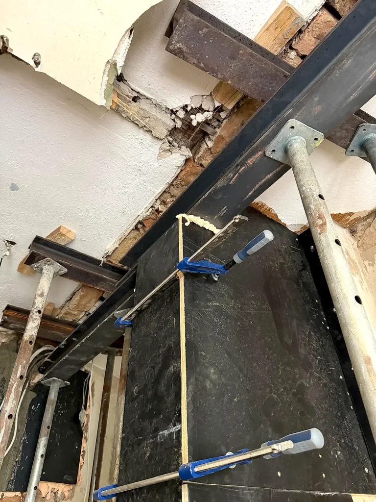 Schalung und Stahlträger während der Umbauarbeiten
