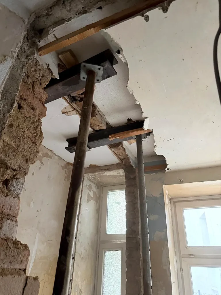 Temporäre Abstützung mit Stahlträger im Altbau