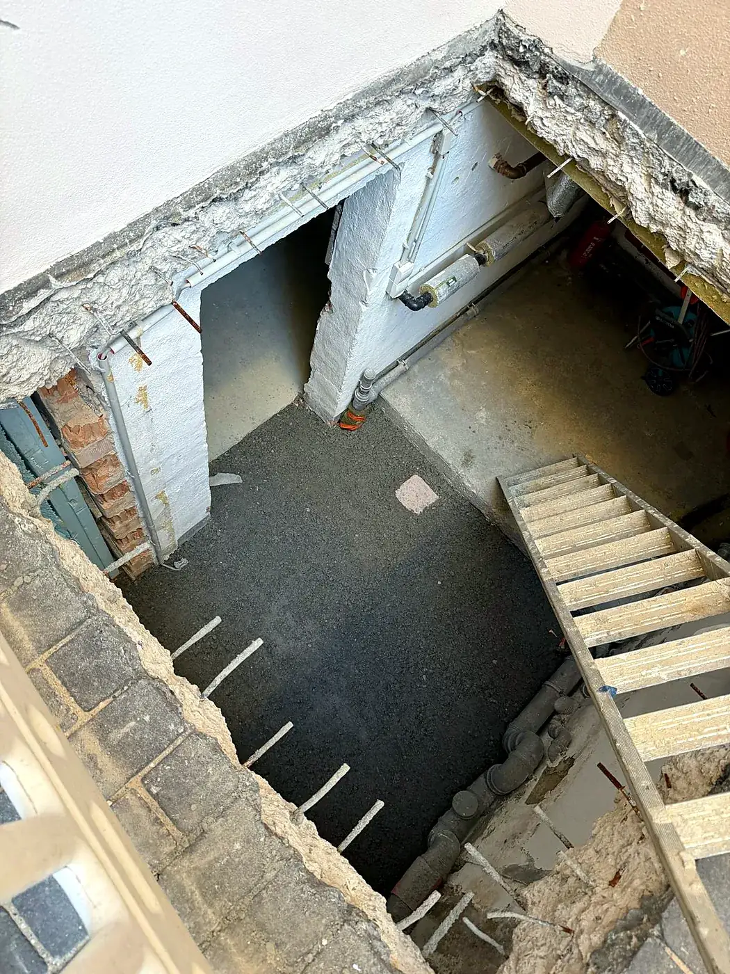 Geöffnete Bodenplatte mit freigelegter Bewehrung für die Aufzugsunterfahrt, Leerbachstraße