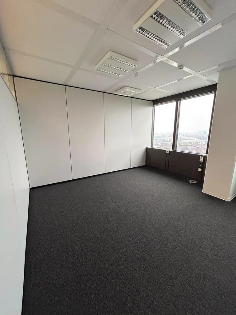 Büro mit neuen Trennwandelementen und Fenster
