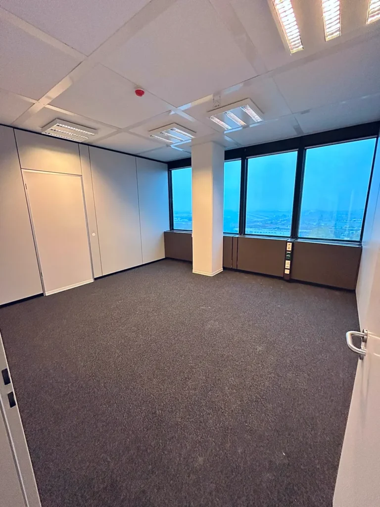 Büroraum mit Stütze, Fensterband und Zugangstür