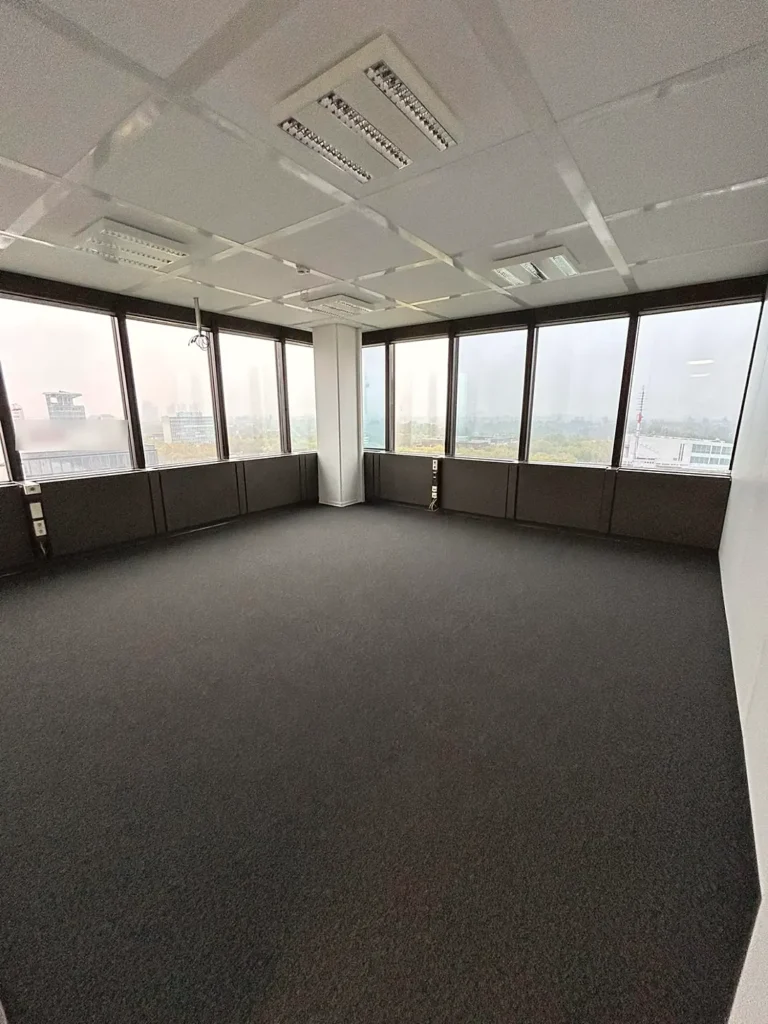 Eckbüro mit umlaufender Fensterfront und Ausblick