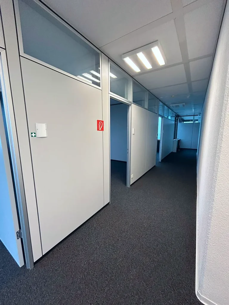 Flur mit Systemtrennwänden, Oberlichtern und Brandschutzkennzeichnung
