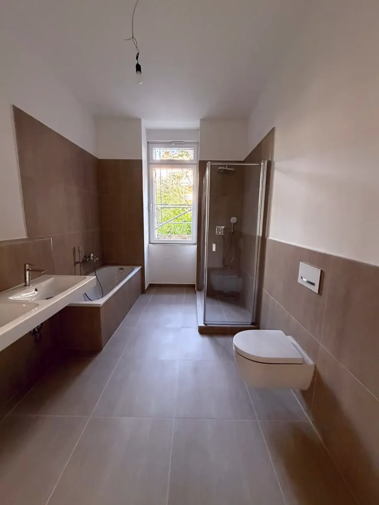 Zweites Bad mit Wanne, Dusche und wandhängendem WC